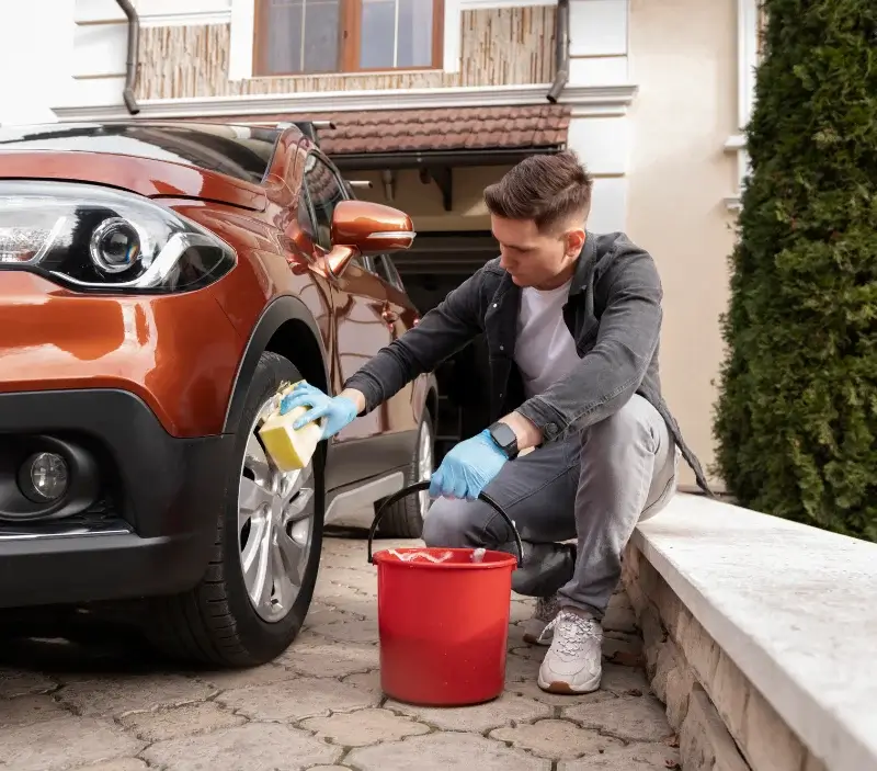 Lavage auto à domicile Crépy-en-Valois : professionnel intervenant sur un véhicule